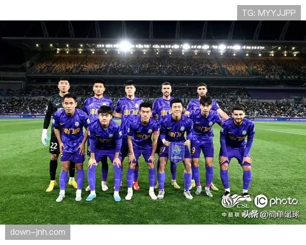 津门虎主场突发降雨，工作人员紧急覆盖草坪保护层